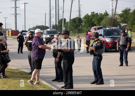 230507 -- HOUSTON, 7. Mai 2023 -- Ein Polizeibeamter spricht mit einem Zeugen in der Nähe des Schießplatzes von Allen Premium Outlets in Allen, einer Vorstadt von Dallas, Texas, USA, 6. Mai 2023. Neun Menschen wurden getötet, darunter der Schütze, und sieben weitere wurden bei einer Schießerei in einem Outlet-Einkaufszentrum am Samstagnachmittag im südzentralen US-Bundesstaat Texas verwundet, sagten die Behörden. Der Schütze, von dem die Behörden glauben, dass er allein handelte, war laut dem Collin County Sheriff's Office am Tatort tot. Foto von /Xinhua U.S.-TEXAS-DALLAS-SHOOTING TianxDan PUBLICATIONxNOTxINxCHN Stockfoto