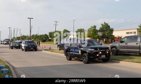 230507 -- HOUSTON, 7. Mai 2023 -- dieses Foto, das am 6. Mai 2023 aufgenommen wurde, zeigt Polizeiautos in der Nähe des Schießplatzes von Allen Premium Outlets in Allen, einer Vorstadt von Dallas, Texas, USA. Neun Menschen wurden getötet, darunter der Schütze, und sieben weitere wurden bei einer Schießerei in einem Outlet-Einkaufszentrum am Samstagnachmittag im südzentralen US-Bundesstaat Texas verwundet, sagten die Behörden. Der Schütze, von dem die Behörden glauben, dass er allein handelte, war laut dem Collin County Sheriff's Office am Tatort tot. Foto von /Xinhua U.S.-TEXAS-DALLAS-SHOOTING TianxDan PUBLICATIONxNOTxINxCHN Stockfoto