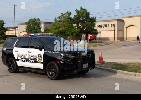 230507 -- HOUSTON, 7. Mai 2023 -- dieses Foto, das am 6. Mai 2023 aufgenommen wurde, zeigt ein Polizeiauto in der Nähe des Schießplatzes von Allen Premium Outlets in Allen, einer Vorstadt von Dallas, Texas, USA. Neun Menschen wurden getötet, darunter der Schütze, und sieben weitere wurden bei einer Schießerei in einem Outlet-Einkaufszentrum am Samstagnachmittag im südzentralen US-Bundesstaat Texas verwundet, sagten die Behörden. Der Schütze, von dem die Behörden glauben, dass er allein handelte, war laut dem Collin County Sheriff's Office am Tatort tot. Foto von /Xinhua U.S.-TEXAS-DALLAS-SHOOTING TianxDan PUBLICATIONxNOTxINxCHN Stockfoto