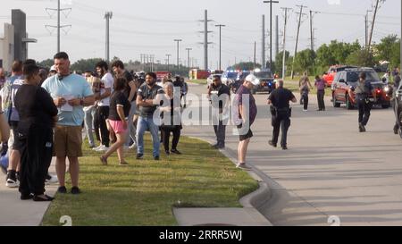 230507 -- HOUSTON, 7. Mai 2023 -- Leute warten vor Allen Premium Outlets in Allen, einer Vorstadt von Dallas, Texas, USA, 6. Mai 2023. Neun Menschen wurden getötet, darunter der Schütze, und sieben weitere wurden bei einer Schießerei in einem Outlet-Einkaufszentrum am Samstagnachmittag im südzentralen US-Bundesstaat Texas verwundet, sagten die Behörden. Der Schütze, von dem die Behörden glauben, dass er allein handelte, war laut dem Collin County Sheriff's Office am Tatort tot. Foto von /Xinhua U.S.-TEXAS-DALLAS-SHOOTING TianxDan PUBLICATIONxNOTxINxCHN Stockfoto