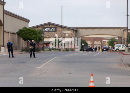 230507 -- HOUSTON, 7. Mai 2023 -- dieses Foto, das am 6. Mai 2023 aufgenommen wurde, zeigt Polizeibeamte in der Nähe des Schießplatzes der Allen Premium Outlets in Allen, einer Vorstadt von Dallas, Texas, USA. Neun Menschen wurden getötet, darunter der Schütze, und sieben weitere wurden bei einer Schießerei in einem Outlet-Einkaufszentrum am Samstagnachmittag im südzentralen US-Bundesstaat Texas verwundet, sagten die Behörden. Der Schütze, von dem die Behörden glauben, dass er allein handelte, war laut dem Collin County Sheriff's Office am Tatort tot. Foto von /Xinhua U.S.-TEXAS-DALLAS-SHOOTING TianxDan PUBLICATIONxNOTxINxCHN Stockfoto