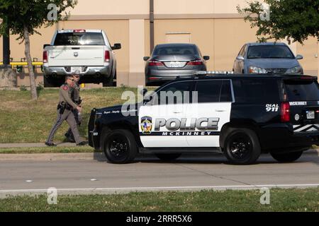 230507 -- HOUSTON, 7. Mai 2023 -- dieses Foto, das am 6. Mai 2023 aufgenommen wurde, zeigt ein Polizeiauto in der Nähe des Schießplatzes von Allen Premium Outlets in Allen, einer Vorstadt von Dallas, Texas, USA. Neun Menschen wurden getötet, darunter der Schütze, und sieben weitere wurden bei einer Schießerei in einem Outlet-Einkaufszentrum am Samstagnachmittag im südzentralen US-Bundesstaat Texas verwundet, sagten die Behörden. Der Schütze, von dem die Behörden glauben, dass er allein handelte, war laut dem Collin County Sheriff's Office am Tatort tot. Foto von /Xinhua U.S.-TEXAS-DALLAS-SHOOTING TianxDan PUBLICATIONxNOTxINxCHN Stockfoto