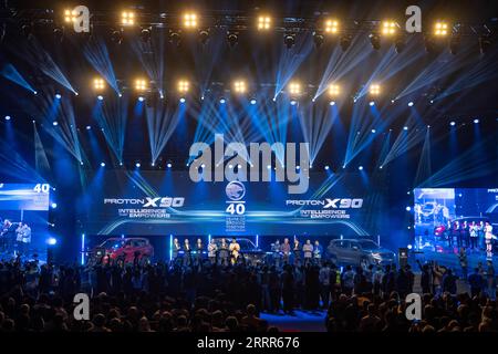 230508 -- KUALA LUMPUR, 8. Mai 2023 -- Gäste posieren für Fotos bei der offiziellen Markteinführung von Protons neuestem Modell, dem Proton X90 Sport-Nutzfahrzeug-SUV, in Kuala Lumpur, Malaysia, 7. Mai 2023. Die fortgesetzte Partnerschaft und die enge Zusammenarbeit zwischen dem malaysischen Automobilhersteller Proton und der chinesischen Geely seien von strategischer Bedeutung, sagte der malaysische Premierminister Anwar Ibrahim am Sonntag. Die Zusammenarbeit beschleunigt die Einführung von Elektrofahrzeugen EV und Hybrid-Elektrofahrzeugen HEV sowie das unterstützende Ökosystem für diese neuen Fahrzeuge und schafft dadurch Tausende von qualifizierten Arbeitsplätzen Stockfoto