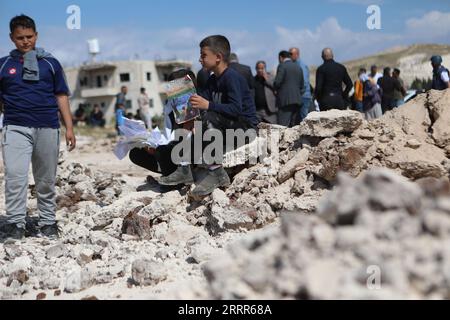 230508 -- BETHLEHEM, 8. Mai 2023 -- nach dem Abriss der Jib Al-Deeb-Schule durch israelische Behörden am 7. Mai 2023 in Bethlehem im Westjordanland versammeln sich Menschen. Die israelischen Behörden haben am Sonntag eine palästinensische Schule in der Stadt Bethlehem im besetzten Westjordanland abgerissen, was die Palästinenser und die internationale Gemeinschaft verurteilt und empört hat. Foto von /Xinhua MIDEAST-BETHLEHEM-SCHOOL-DRUCTION MamounxWazwaz PUBLICATIONxNOTxINxCHN Stockfoto