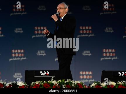 230508 -- ISTANBUL, 8. Mai 2023 -- Kemal Kilicdaroglu, der Führer der wichtigsten Opposition der Republikanischen Volkspartei CHP und der Präsidentschaftskandidat für die CHP, spricht auf einer Kundgebung der CHP in Istanbul, T¹rkiye, am 6. Mai 2023. Am Wochenende fanden in Istanbul, der größten Stadt des Landes, große Kundgebungen statt, die das letzte Wochenende vor den für den 14. Mai anstehenden Präsidentschafts- und Parlamentswahlen markierten. Am Samstag nahm Kemal Kilicdaroglu an einer massiven Kundgebung auf der asiatischen Seite Istanbuls Teil. Er versprach, dem Land Frieden und Wohlstand zu bringen und versprach, mit Reas zu regieren Stockfoto