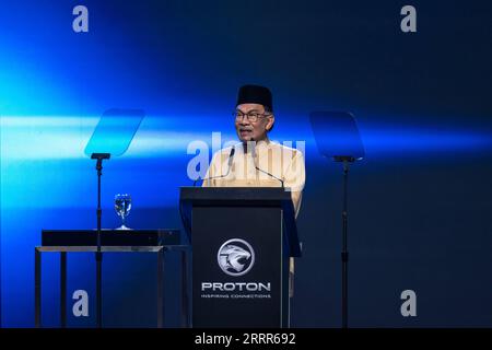 230508 -- KUALA LUMPUR, 8. Mai 2023 -- der malaysische Premierminister Anwar Ibrahim spricht bei der offiziellen Markteinführung von Protons neuestem Modell, dem Proton X90 Sport-Nutzfahrzeug-SUV, in Kuala Lumpur, Malaysia, 7. Mai 2023. Die fortgesetzte Partnerschaft und die enge Zusammenarbeit zwischen dem malaysischen Automobilhersteller Proton und der chinesischen Geely seien von strategischer Bedeutung, sagte der malaysische Premierminister Anwar Ibrahim am Sonntag. Die Zusammenarbeit beschleunigt die Einführung von Elektrofahrzeugen EV und Hybrid-Elektrofahrzeugen HEV sowie das unterstützende Ökosystem für diese neuen Fahrzeuge und schafft damit auch diese Stockfoto