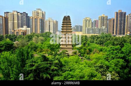 230509 -- XI AN, 9. Mai 2023 -- dieses Luftbild vom 18. April 2023 zeigt einen Blick auf die kleine Wildgans-Pagode in Xi an, nordwestchinesische Provinz Shaanxi. XI an, eine Stadt mit über 3.100 Jahren Geschichte, diente als Hauptstadt für 13 Dynastien in der chinesischen Geschichte. Es ist auch die Heimat der weltberühmten Terrakotta-Krieger, die in der Qin-Dynastie 221-207 v. Chr. geschaffen wurden. Die kleine Wildgans-Pagode befindet sich am Jianfu-Tempel und wurde in der Jinglong-Zeit 701-710 während der Herrschaft von Kaiser Zhongzong aus der Tang-Dynastie 618-907 gebaut, um die buddhistischen Sutren zu lagern, die von Mönch Yi Jing gebracht wurden. CHINA-SHAANX Stockfoto