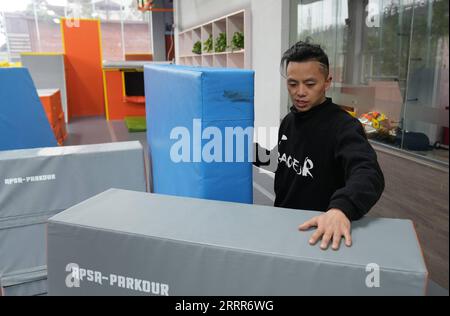 230510 -- PEKING, 10. Mai 2023 -- Wen Shunyao baut am 23. Februar 2023 die Trainingsausrüstung im Yuefei Parkour Club in der südwestchinesischen Gemeinde Chongqing auf. Chongqing, eine Stadt, die auf Bergen erbaut wurde, bietet eine Stadtlandschaft aus Höhen und Tiefen und verstreuten Gebäuden. Die Straße wird oft auf dem Dach gebaut, und die Stadtbahn verläuft durch die Gebäude in der südwestlichen chinesischen Metropole. Mit den natürlichen Vorteilen des Parkour, auch bekannt als Freilauf, bietet Chongqing den Praktizierenden des Parkour einen Spielplatz, auf dem sie Hindernisse in der städtischen Landschaft ohne Hilfe überwinden Stockfoto