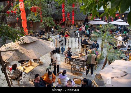 230510 -- PEKING, 10. Mai 2023 -- Leute besuchen Shancheng Alley des Jiefangbei Geschäftsviertels in der südwestchinesischen Gemeinde Chongqing am 24. Dezember 2022. Chongqing, eine Stadt, die auf Bergen erbaut wurde, bietet eine Stadtlandschaft aus Höhen und Tiefen und verstreuten Gebäuden. Die Straße wird oft auf dem Dach gebaut, und die Stadtbahn verläuft durch die Gebäude in der südwestlichen chinesischen Metropole. Mit den natürlichen Vorteilen des Parkour, auch bekannt als Freilauf, bietet Chongqing den Praktizierenden des Parkour einen Spielplatz, auf dem sie Hindernisse in der städtischen Landschaft ohne Hilfe überwinden Stockfoto