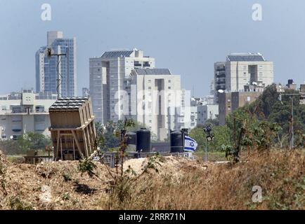 Israel, Flugabwehr Iron Dome im Einsatz 230510 -- TEL AVIV, 10. Mai 2023 -- dieses Foto, das am 10. Mai 2023 aufgenommen wurde, zeigt eine Batterie des Raketenabwehrsystems Iron Dome, das in der Nähe von Tel Aviv, Israel, eingesetzt wurde. Via Xinhua ISRAEL-TEL AVIV-IRON DOME-AIR DEFENSE GideonxMarkowicz/JINI PUBLICATIONxNOTxINxCHN Stockfoto