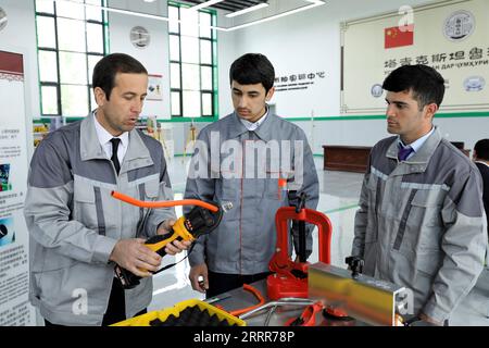 230511 -- DUSHANBE, 11. Mai 2023 -- Ein tadschikischer Professor stellt den Studenten der Luban-Werkstatt in Dushanbe, Tadschikistan, am 12. April 2023 vor, wie man Stahlrohre schneidet. Der Luban Workshop, der von Chinas Tianjin Urban Construction Management & Vocation Technology College und der tadschikischen Technischen Universität mitgegründet wurde, wurde offiziell im November 2022 in Betrieb genommen. Sie erstreckt sich über 1.138 Quadratmeter und ist das erste ihrer Art in Zentralasien. Die Werkstatt, benannt nach Lu Ban, einem alten chinesischen Holzhandwerksmeister, ist ein chinesisches Berufswerkstattprogramm, das Talent in Übersee ausbildet, ein Win-Win-Modell für die berufliche Bildung Stockfoto