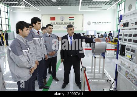 230511 -- DUSCHANBE, 11. Mai 2023 -- Ein tadschikischer Professor stellt Studenten ein umweltfreundliches Elektrogerät auf der Luban-Werkstatt in Duschanbe, Tadschikistan, am 12. April 2023 vor. Der Luban Workshop, der von Chinas Tianjin Urban Construction Management & Vocation Technology College und der tadschikischen Technischen Universität mitgegründet wurde, wurde offiziell im November 2022 in Betrieb genommen. Sie erstreckt sich über 1.138 Quadratmeter und ist das erste ihrer Art in Zentralasien. Die Werkstatt, benannt nach Lu Ban, einem alten chinesischen Holzhandwerksmeister, ist ein chinesisches Berufswerkstattprogramm, das Talent in Übersee ausbildet, ein Win-Win-Modell für Stockfoto