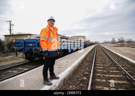 230511 -- BUDAPEST, 11. Mai 2023 -- Chen Zhongliang blickt auf eine Baustelle des Eisenbahnprojekts Ungarn-Serbien in Delegyhaza, Ungarn, 22. Februar 2023. Chen Zhongliang aus Shenyang kam im August 2019 in Budapest an und schloss sich dem Eisenbahnprojekt Ungarn-Serbien an. Als Chief Engineering Officer des Projekts ist er für die Managementarbeit in den Bereichen Design, Technologie, Engineering und Qualifizierung verantwortlich. In den Büros, auf Baustellen oder sogar auf den Feldern haben sich Experten aus verschiedenen Teilen der Welt zu ihrem gemeinsamen Ziel zusammengeschlossen, nämlich zu bauen und zu fördern Stockfoto