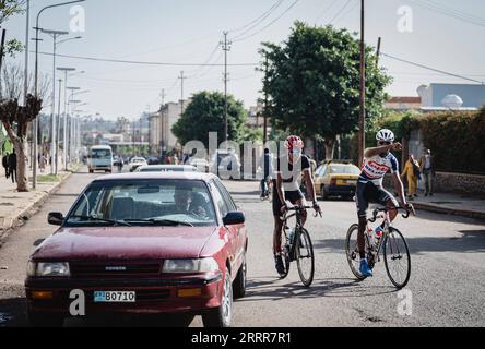 230512 -- ASMARA, 12. Mai 2023 -- Radfahrer fahren in Asmara, Eritrea, 9. Mai 2023. Radfahren wurde in das Leben der Einheimischen integriert und wurde zu einem wichtigen Sport in Eritrea. ERITREA-ASMARA-BIKE-ALLTAG WangxGuansen PUBLICATIONxNOTxINxCHN Stockfoto