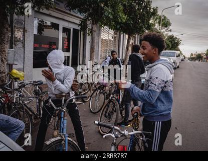 230512 -- ASMARA, 12. Mai 2023 -- Leute hängen mit ihren Fahrrädern in Asmara, Eritrea, 8. Mai 2023. Radfahren wurde in das Leben der Einheimischen integriert und wurde zu einem wichtigen Sport in Eritrea. ERITREA-ASMARA-BIKE-ALLTAG WangxGuansen PUBLICATIONxNOTxINxCHN Stockfoto