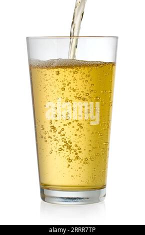 Frischer Apfelsaft, der auf weißem Hintergrund in ein Glas gegeben wird Stockfoto