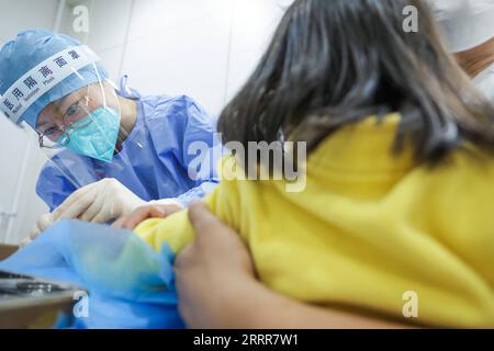 230512 -- PEKING, 12. Mai 2023 -- Krankenschwester der Notfieber-Klinik Jiang Di sammelt Blutproben von einem Mädchen gegen 22:00 Uhr im Peking Union Medical College Hospital PUMCH in Peking, Hauptstadt von China, 9. Mai 2023. Freitag ist der Internationale Krankenpflegetag. Die Zahl der Krankenschwestern in China hat in den letzten zehn Jahren ein beständiges Wachstum verzeichnet, mit einem durchschnittlichen jährlichen Anstieg von 8 Prozent, so die National Health Commission NHC. Die Gesamtzahl der registrierten Krankenschwestern in China hatte Ende des letzten Jahres 5,2 Millionen überschritten, wobei etwa 3,7 registrierte Krankenschwestern pro 1.000 p waren Stockfoto