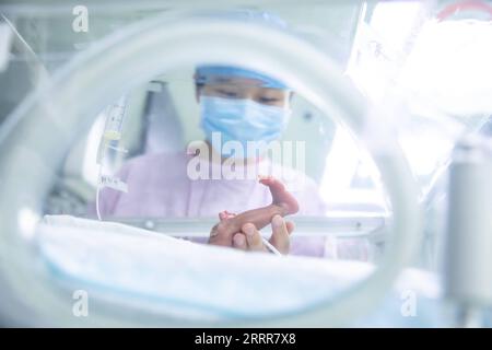 230512 -- PEKING, 12. Mai 2023 -- Yang Chujia, eine Krankenschwester der Neugeborenen-Intensivstation NICU, überprüft die Situation eines Frühgeborenen um etwa 23 Uhr im Peking Union Medical College Hospital PUMCH in Peking, Hauptstadt von China, 9. Mai 2023. Freitag ist der Internationale Krankenpflegetag. Die Zahl der Krankenschwestern in China hat in den letzten zehn Jahren ein beständiges Wachstum verzeichnet, mit einem durchschnittlichen jährlichen Anstieg von 8 Prozent, so die National Health Commission NHC. Die Gesamtzahl der registrierten Krankenschwestern in China hatte Ende letzten Jahres 5,2 Millionen überschritten, mit rund 3,7 registrierten Krankenpflegern Stockfoto