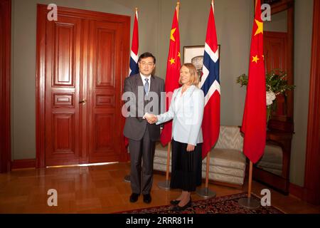 230512 -- OSLO, 12. Mai 2023 -- der chinesische Staatsrat und Außenminister Qin Gang L gibt dem norwegischen Außenminister Anniken Huitfeldt bei seinem Treffen in Oslo am 12. Mai 2023 die Hand. NORWEGEN-OSLO-CHINA-QIN-GANG-NORWAY-FM-MEETING LINXJING PUBLICATIONXNOTXINXCHN Stockfoto