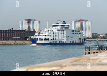 Die Autofähre Wightlink verlässt den Hafen von Portsmouth und bringt Fahrzeuge und Passagiere zur Isle of Wight. September 2023 Stockfoto