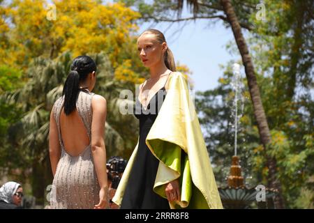 230515 -- KAIRO, 15. Mai 2023 -- Models präsentieren Kreationen auf der ersten Ausgabe der Egypt Fashion Week in Kairo, Ägypten, 13. Mai 2023. Mehr als 70 ägyptische Designer präsentierten ihre Kollektionen auf und abseits der Laufstege in der ersten Ausgabe der Egypt Fashion Week, einer viertägigen Veranstaltung, die am Freitag begann. Die Veranstaltung, die vom ägyptischen Mode- und Designrat EFDC unter der Schirmherrschaft des ägyptischen Ministeriums für Planung und wirtschaftliche Entwicklung, des Ministeriums für Tourismus und Antiquitäten und des Ministeriums für Landwirtschaft und Landgewinnung organisiert wird, findet in einer Reihe ägyptischer Museen statt, Major mal Stockfoto