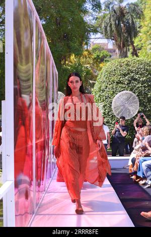 230515 -- KAIRO, 15. Mai 2023 -- Ein Modell präsentiert eine Kreation auf der ersten Ausgabe der Ägyptischen Fashion Week in Kairo, Ägypten, 13. Mai 2023. Mehr als 70 ägyptische Designer präsentierten ihre Kollektionen auf und abseits der Laufstege in der ersten Ausgabe der Egypt Fashion Week, einer viertägigen Veranstaltung, die am Freitag begann. Die Veranstaltung, die vom ägyptischen Mode- und Designrat EFDC unter der Schirmherrschaft des ägyptischen Ministeriums für Planung und wirtschaftliche Entwicklung, des Ministeriums für Tourismus und Antiquitäten und des Ministeriums für Landwirtschaft und Landgewinnung organisiert wird, findet in einer Reihe ägyptischer Museen statt, Major Stockfoto