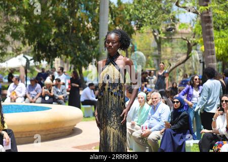 230515 -- KAIRO, 15. Mai 2023 -- Ein Modell präsentiert eine Kreation auf der ersten Ausgabe der Ägyptischen Fashion Week in Kairo, Ägypten, 13. Mai 2023. Mehr als 70 ägyptische Designer präsentierten ihre Kollektionen auf und abseits der Laufstege in der ersten Ausgabe der Egypt Fashion Week, einer viertägigen Veranstaltung, die am Freitag begann. Die Veranstaltung, die vom ägyptischen Mode- und Designrat EFDC unter der Schirmherrschaft des ägyptischen Ministeriums für Planung und wirtschaftliche Entwicklung, des Ministeriums für Tourismus und Antiquitäten und des Ministeriums für Landwirtschaft und Landgewinnung organisiert wird, findet in einer Reihe ägyptischer Museen statt, Major Stockfoto
