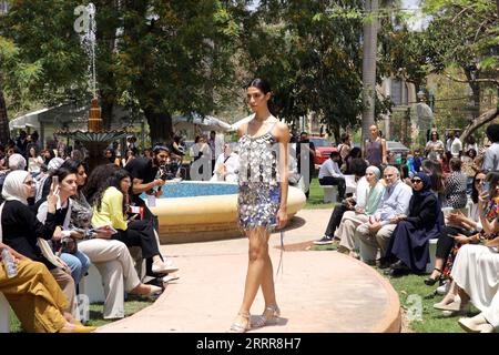 230515 -- KAIRO, 15. Mai 2023 -- Ein Modell präsentiert eine Kreation auf der ersten Ausgabe der Ägyptischen Fashion Week in Kairo, Ägypten, 13. Mai 2023. Mehr als 70 ägyptische Designer präsentierten ihre Kollektionen auf und abseits der Laufstege in der ersten Ausgabe der Egypt Fashion Week, einer viertägigen Veranstaltung, die am Freitag begann. Die Veranstaltung, die vom ägyptischen Mode- und Designrat EFDC unter der Schirmherrschaft des ägyptischen Ministeriums für Planung und wirtschaftliche Entwicklung, des Ministeriums für Tourismus und Antiquitäten und des Ministeriums für Landwirtschaft und Landgewinnung organisiert wird, findet in einer Reihe ägyptischer Museen statt, Major Stockfoto