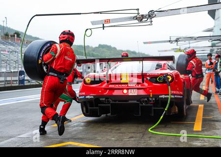 21 KOIZUMI Hiroshi (jpn), MANN Simon (usa), COZZOLINO Kei (jpn), AF Corse, Ferrari 488 GTE Evo, Action-Boxenstopp während der 6 Stunden von Fuji 2023, 6. Runde der FIA-Weltmeisterschaft 2023, vom 7. Bis 10. September 2023 auf dem Fuji Speedway in Oyama, Japan Stockfoto