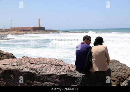 230515 -- KAIRO, 15. Mai 2023 -- Menschen genießen ihre Freizeit am Meer in Rabat, Marokko, 13. Mai 2023. MAROKKO-STÄDTE-ANSICHT SuixXiankai PUBLICATIONxNOTxINxCHN Stockfoto