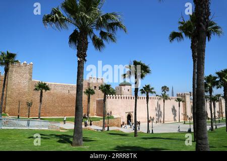 230515 -- KAIRO, 15. Mai 2023 -- Menschen besuchen die Kasbah der Udayas in Rabat, Marokko, 13. Mai 2023. MAROKKO-STÄDTE-ANSICHT SuixXiankai PUBLICATIONxNOTxINxCHN Stockfoto