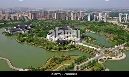 230516 -- XI AN, 16. Mai 2023 -- dieses Luftbild vom 16. April 2023 zeigt einen Blick auf das internationale Kongresszentrum Xi an der Chanba-Umweltzone in Xi an, der nordwestchinesischen Provinz Shaanxi. Als Provinzhauptstadt der nordwestchinesischen Provinz Shaanxi diente Xi an, eine Stadt, die vor mehr als 3.100 Jahren gegründet wurde, als Hauptstadt für 13 Dynastien in der chinesischen Geschichte, darunter Tang 618-907, als die Stadt als Chang an bekannt war. An diesem Ort begann Zhang Qian seine Reise in die westlichen Regionen über Zentralasien während der Westlichen Han-Dynastie 202 v. Chr.-25 n. Chr. mit seinen Gesandten Stockfoto