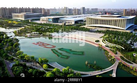 230516 -- XI AN, 16. Mai 2023 -- dieses Luftbild vom 16. April 2023 zeigt das Xi ein internationales Kongress- und Ausstellungszentrum in der Chanba Ecological Zone in Xi an, nordwestchinesische Provinz Shaanxi. Als Provinzhauptstadt der nordwestchinesischen Provinz Shaanxi diente Xi an, eine Stadt, die vor mehr als 3.100 Jahren gegründet wurde, als Hauptstadt für 13 Dynastien in der chinesischen Geschichte, darunter Tang 618-907, als die Stadt als Chang an bekannt war. Hier begann Zhang Qian während der Westlichen Han-Dynastie 202 v. Chr. bis 25 v. Chr. seine Reise in die westlichen Regionen über Zentralasien Stockfoto