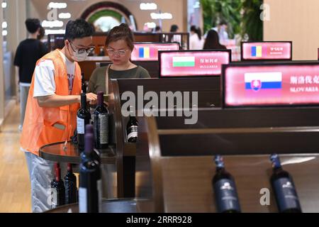 230516 -- NINGBO, 16. Mai 2023 -- Ein Besucher wählt Wein auf der China-Mittel- und osteuropäischen Länder MOEL Expo in Ningbo, Ostchinesische Provinz Zhejiang, 16. Mai 2023. Die dritte China-MOEL Expo & International Consumer Goods Fair startete am Dienstag in Ningbo. Die diesjährige China-MOEL Expo hat eine Ausstellungsfläche von 11.000 Quadratmetern und hat mehr als 380 MOEL-Aussteller angezogen. CHINA-ZHEJIANG-NINGBO-CHINA-MOEL EXPO CN HUANGXZONGZHI PUBLICATIONXNOTXINXCHN Stockfoto