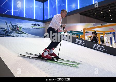 230516 -- NINGBO, 16. Mai 2023 -- ein Unternehmensdelegierter aus Slowenien zeigt Skiausrüstung auf der China-Mittel- und osteuropäischen Länder MOEL Expo in Ningbo, Ostchinesische Provinz Zhejiang, 16. Mai 2023. Die dritte China-MOEL Expo & International Consumer Goods Fair startete am Dienstag in Ningbo. Die diesjährige China-MOEL Expo hat eine Ausstellungsfläche von 11.000 Quadratmetern und hat mehr als 380 MOEL-Aussteller angezogen. CHINA-ZHEJIANG-NINGBO-CHINA-MOEL EXPO CN HUANGXZONGZHI PUBLICATIONXNOTXINXCHN Stockfoto