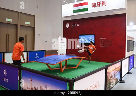 230516 -- NINGBO, 16. Mai 2023 -- Athleten führen Teqball auf, einen Fußballsport, der in Ungarn erfunden wurde und auf einem speziell geschwungenen Tisch spielte, auf der China-Mittel- und osteuropäischen MOEL Expo in Ningbo, Ostchinesische Provinz Zhejiang, 16. Mai 2023. Die dritte China-MOEL Expo & International Consumer Goods Fair startete am Dienstag in Ningbo. Die diesjährige China-MOEL Expo hat eine Ausstellungsfläche von 11.000 Quadratmetern und hat mehr als 380 MOEL-Aussteller angezogen. CHINA-ZHEJIANG-NINGBO-CHINA-MOEL EXPO CN HUANGXZONGZHI PUBLICATIONXNOTXINXCHN Stockfoto