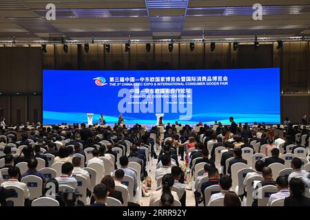 230516 -- NINGBO, 16. Mai 2023 -- dieses Foto, das am 16. Mai 2023 aufgenommen wurde, zeigt die Eröffnungszeremonie der China-Mittel- und osteuropäischen Länder der MOE und der Internationalen Konsumgütermesse in Ningbo, der ostchinesischen Provinz Zhejiang. Die dritte China-MOEL Expo & International Consumer Goods Fair startete am Dienstag in Ningbo. Die diesjährige China-MOEL Expo hat eine Ausstellungsfläche von 11.000 Quadratmetern und hat mehr als 380 MOEL-Aussteller angezogen. CHINA-ZHEJIANG-NINGBO-CHINA-MOEL EXPO CN HUANGXZONGZHI PUBLICATIONXNOTXINXCHN Stockfoto