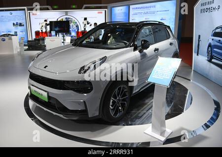 230516 -- NINGBO, 16. Mai 2023 -- Ein Fahrzeug der Marke Lynk & Co, Das nach Europa exportiert wird, wird auf der China-Mittel- und osteuropäischen Länder MOEL Expo in Ningbo, Ostchinesische Provinz Zhejiang, 16. Mai 2023 ausgestellt. Die dritte China-MOEL Expo & International Consumer Goods Fair startete am Dienstag in Ningbo. Die diesjährige China-MOEL Expo hat eine Ausstellungsfläche von 11.000 Quadratmetern und hat mehr als 380 MOEL-Aussteller angezogen. CHINA-ZHEJIANG-NINGBO-CHINA-MOEL EXPO CN HUANGXZONGZHI PUBLICATIONXNOTXINXCHN Stockfoto