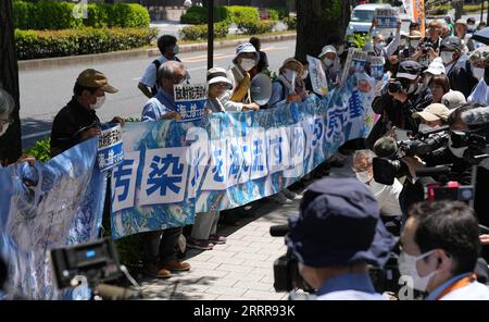 230516 -- TOKIO, 16. Mai 2023 -- Menschen versammeln sich vor dem Second Members Office Building des Repräsentantenhauses, um gegen den Plan der japanischen Regierung zu protestieren, nuklear verseuchtes Wasser in das Meer in Tokio, Japan, am 16. Mai 2023, zu leiten. Hunderte Japaner versammelten sich am Dienstag an mehreren Orten in Tokio, um gegen den Plan der Regierung zu protestieren, nuklear kontaminiertes Wasser aus dem verkrüppelten Kernkraftwerk Fukushima Daiichi ins Meer zu leiten, und forderten eine sofortige Aussetzung dieses Plans. JAPAN-TOKIO-NUKE ABWASSEREINLEITUNG-PROTEST ZHANGXXIAOYU ÖFFENTLICHKEIT Stockfoto