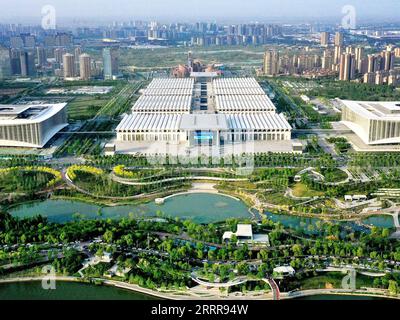 230516 -- XI AN, 16. Mai 2023 -- dieses Luftbild vom 16. April 2023 zeigt das Xi ein internationales Kongress- und Ausstellungszentrum in der Chanba Ecological Zone in Xi an, nordwestchinesische Provinz Shaanxi. Als Provinzhauptstadt der nordwestchinesischen Provinz Shaanxi diente Xi an, eine Stadt, die vor mehr als 3.100 Jahren gegründet wurde, als Hauptstadt für 13 Dynastien in der chinesischen Geschichte, darunter Tang 618-907, als die Stadt als Chang an bekannt war. Hier begann Zhang Qian während der Westlichen Han-Dynastie 202 v. Chr. bis 25 v. Chr. seine Reise in die westlichen Regionen über Zentralasien Stockfoto