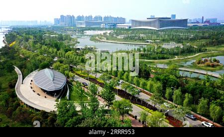 230516 -- XI AN, 16. Mai 2023 -- dieses Luftbild, das am 26. April 2023 aufgenommen wurde, zeigt das Xi ein internationales Kongress- und Ausstellungszentrum in der Chanba Ecological Zone in Xi an, nordwestchinesische Provinz Shaanxi. Als Provinzhauptstadt der nordwestchinesischen Provinz Shaanxi diente Xi an, eine Stadt, die vor mehr als 3.100 Jahren gegründet wurde, als Hauptstadt für 13 Dynastien in der chinesischen Geschichte, darunter Tang 618-907, als die Stadt als Chang an bekannt war. Hier begann Zhang Qian während der Westlichen Han-Dynastie 202 v. Chr. bis 25 v. Chr. seine Reise in die westlichen Regionen über Zentralasien Stockfoto