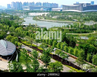 230516 -- XI AN, 16. Mai 2023 -- dieses Luftbild, das am 26. April 2023 aufgenommen wurde, zeigt das Xi ein internationales Kongress- und Ausstellungszentrum in der Chanba Ecological Zone in Xi an, nordwestchinesische Provinz Shaanxi. Als Provinzhauptstadt der nordwestchinesischen Provinz Shaanxi diente Xi an, eine Stadt, die vor mehr als 3.100 Jahren gegründet wurde, als Hauptstadt für 13 Dynastien in der chinesischen Geschichte, darunter Tang 618-907, als die Stadt als Chang an bekannt war. Hier begann Zhang Qian während der Westlichen Han-Dynastie 202 v. Chr. bis 25 v. Chr. seine Reise in die westlichen Regionen über Zentralasien Stockfoto