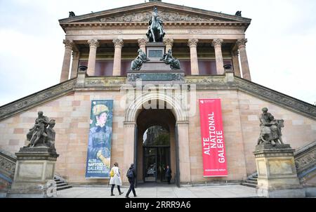 230517 -- BERLIN, 17. Mai 2023 -- Besucher besuchen die Alte Nationalgalerie auf der Museumsinsel in Berlin, 16. Mai 2023. Die Museumsinsel, ein UNESCO-Weltkulturerbe, befindet sich im nördlichen Teil der Spreeinsel in Berlin. Der Name leitet sich vom Komplex weltberühmter Museen ab, wie dem Alten Museum, dem Neuen Museum, der Alten Nationalgalerie, dem Bode Museum und dem Pergamonmuseum. Am 18. Mai findet der Internationale Museumstag statt. DEUTSCHLAND-BERLIN-MUSEUMSINSEL RenxPengfei PUBLICATIONxNOTxINxCHN Stockfoto