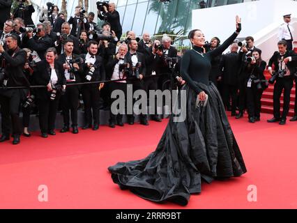 230517 -- CANNES, 17. Mai 2023 -- Schauspielerin Gong Li kommt am 16. Mai 2023 zur Eröffnungszeremonie der 76. Ausgabe des Cannes Film Festivals in Cannes, Südfrankreich. Die 76. Auflage der Filmfestspiele von Cannes begann am Dienstagabend mit 21 Filmen, die für den Palme d or-Preis ausgewählt wurden. FRANCE-CANNES-FILM FESTIVAL-OPENING GaoxJing PUBLICATIONxNOTxINxCHN Stockfoto