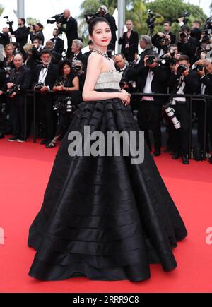 230517 -- CANNES, 17. Mai 2023 -- Schauspielerin Guan Xiaotong kommt am 16. Mai 2023 zur Eröffnungszeremonie der 76. Ausgabe des Cannes Film Festivals in Cannes, Südfrankreich. Die 76. Auflage der Filmfestspiele von Cannes begann am Dienstagabend mit 21 Filmen, die für den Palme d or-Preis ausgewählt wurden. FRANCE-CANNES-FILM FESTIVAL-OPENING GaoxJing PUBLICATIONxNOTxINxCHN Stockfoto