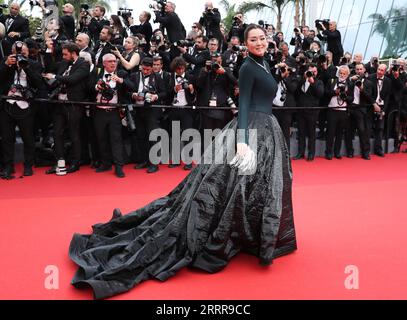 230517 -- CANNES, 17. Mai 2023 -- Schauspielerin Gong Li kommt am 16. Mai 2023 zur Eröffnungszeremonie der 76. Ausgabe des Cannes Film Festivals in Cannes, Südfrankreich. Die 76. Auflage der Filmfestspiele von Cannes begann am Dienstagabend mit 21 Filmen, die für den Palme d or-Preis ausgewählt wurden. FRANCE-CANNES-FILM FESTIVAL-OPENING GaoxJing PUBLICATIONxNOTxINxCHN Stockfoto