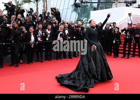 230517 -- CANNES, 17. Mai 2023 -- Schauspielerin Gong Li kommt am 16. Mai 2023 zur Eröffnungszeremonie der 76. Ausgabe des Cannes Film Festivals in Cannes, Südfrankreich. Die 76. Auflage der Filmfestspiele von Cannes begann am Dienstagabend mit 21 Filmen, die für den Palme d or-Preis ausgewählt wurden. FRANCE-CANNES-FILM FESTIVAL-OPENING GaoxJing PUBLICATIONxNOTxINxCHN Stockfoto