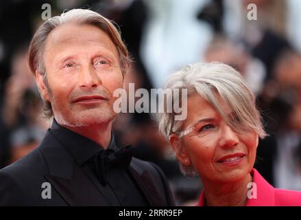 230517 -- CANNES, 17. Mai 2023 -- der dänische Schauspieler Mads Mikkelsen L posiert mit seiner Frau Hanne Jacobsen für die Eröffnungszeremonie der 76. Ausgabe der Filmfestspiele von Cannes in Cannes, Südfrankreich, am 16. Mai 2023. Die 76. Auflage der Filmfestspiele von Cannes begann am Dienstagabend mit 21 Filmen, die für den Palme d or-Preis ausgewählt wurden. FRANKREICH-CANNES-FILM FESTIVAL-ERÖFFNUNGSZEREMONIE GAOXJING PUBLICATIONXNOTXINXCHN Stockfoto