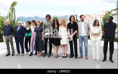 230517 -- CANNES, 17. Mai 2023 -- die französische Schauspielerin und Regisseurin Maiwenn 7th L posiert mit der Schauspielerin während eines Fotogesprächs für den Film Jeanne du Barry bei der 76. Ausgabe der Filmfestspiele in Cannes, Südfrankreich, am 17. Mai 2023. FRANCE-CANNES-FILM FESTIVAL-JEANNE DU BARRY-PHOTOCALL GAOXJING PUBLICATIONXNOTXINXCHN Stockfoto