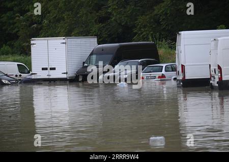230517 -- BOLOGNA ITALIEN, 17. Mai 2023 -- Fahrzeuge werden bei Überschwemmungen in Bologna, Emilia-Romagna Region, Italien, am 17. Mai 2023 gesehen. Mindestens acht Menschen sind gestorben und 12.000 wurden am Dienstag und Mittwoch gezwungen, aus ihren Häusern zu fliehen, nachdem sintflutartige Regenfälle in und um die italienische Region Emilia-Romagna zu Sturzfluten geführt hatten. Foto von /Xinhua ITALY-EMILIA-ROMAGNA-FLOODS GiannixSchicchi PUBLICATIONxNOTxINxCHN Stockfoto